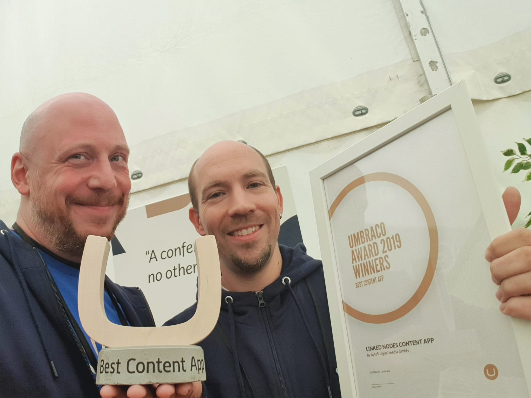 byte5-COO Chis Köhler und CPO Sören Deger mit Umbraco Award